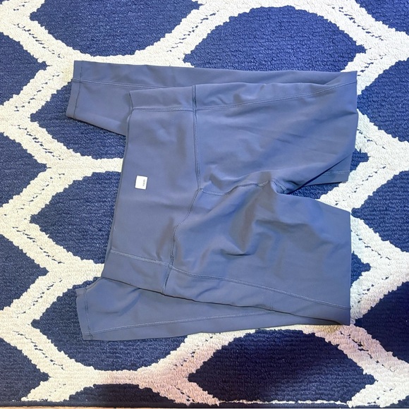 Vuori studio pocket leggings-short size M - Picture 2 of 2
